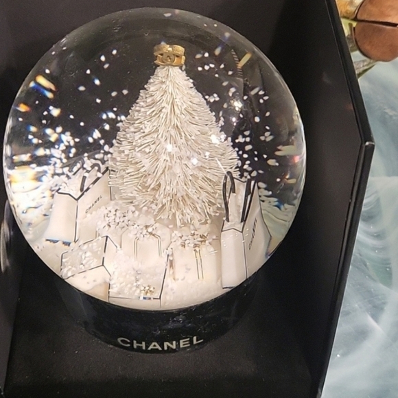 Chanel White Holiday Snow Globe - Picture 4 of 8